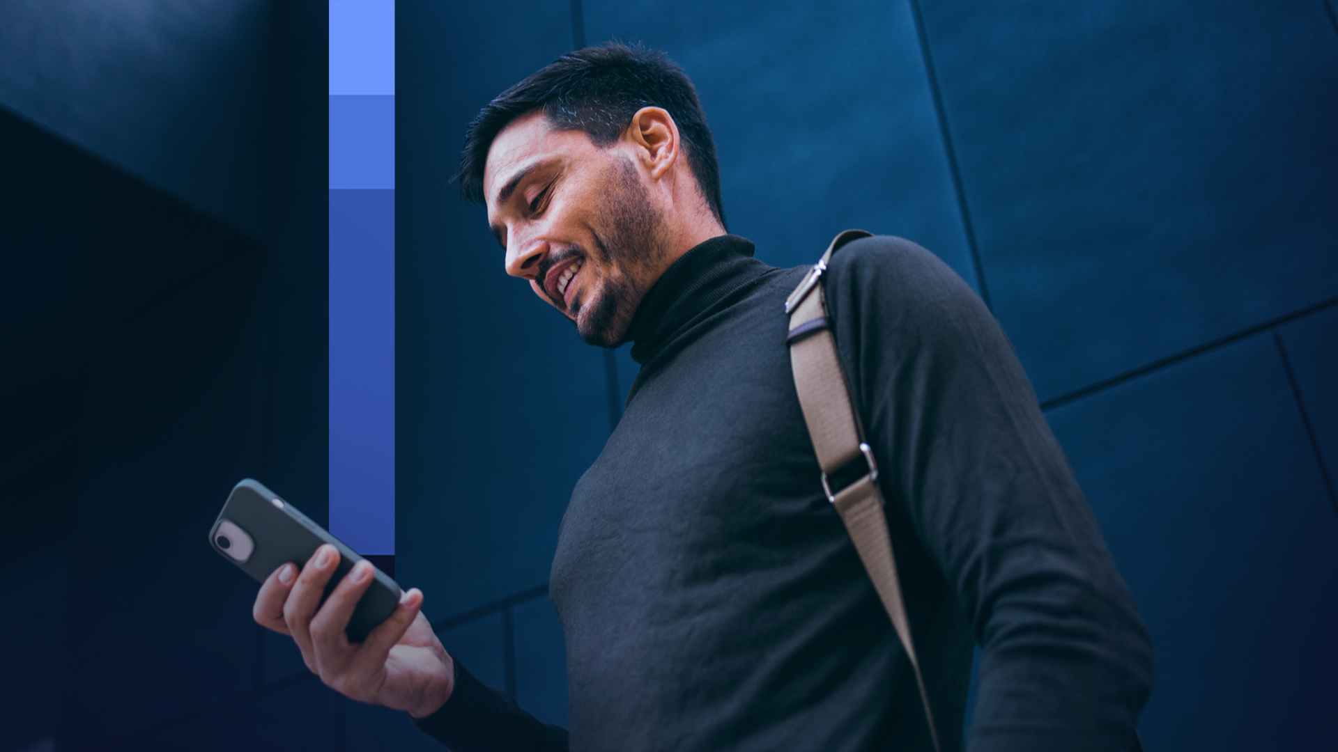 Investidor acompanhando o mercado pelo celular