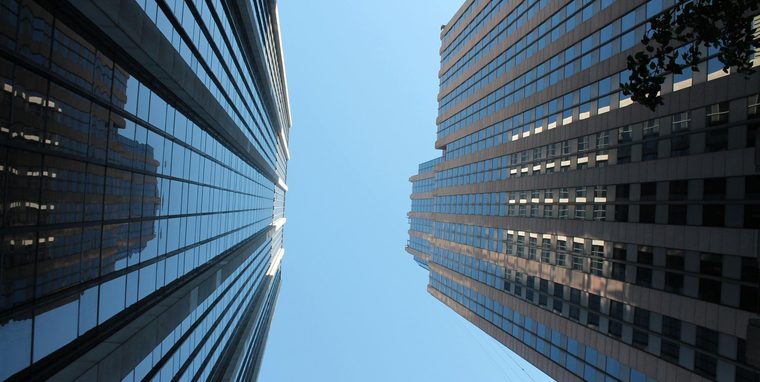 Prédios corporativos vistos de baixo