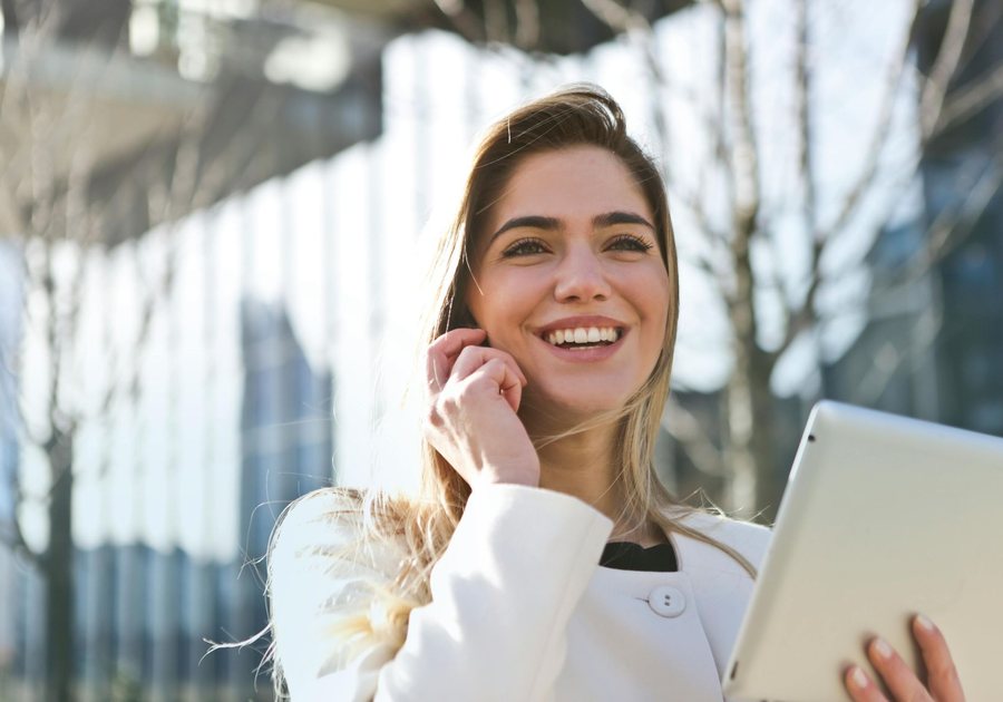 Profissional de seguros em atendimento