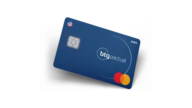 Cartão BTG Pactual azul com o logotipo da Mastercard, exibido em ângulo sobre um fundo branco.