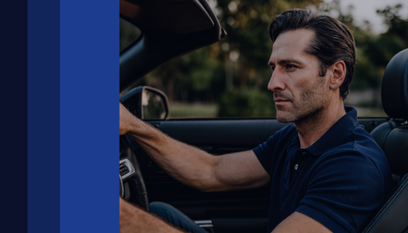 Homem dirigindo um carro conversível