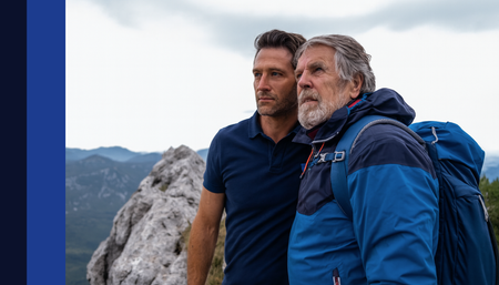 Dois homens no topo de uma montanha